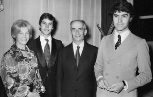 молодой Луи
Вторая фотка, Луи и его семья