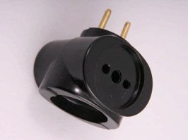 лайфхак (не люблю нерусские термины, но этот тут подходит) придуманный лично мной.
Бывает ситуация, когда вилка у утюга или другой хреновины, "хочет" евророзетки, а переходника нету.
Берете родной советский тройник, ослабляете болт, по шву тройник немного раздвигаете и буржуйская евровилка легко туда входит, и нет варианта, что током еб..ет при включении в сеть.
Абсолютно безопасно.