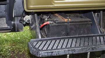 В полностью серийной версии аккумулятор тоже поленом подпирать будут?