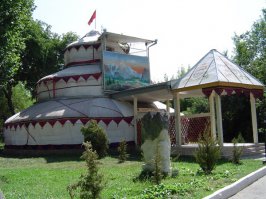 А это тоже должно было бы войти в оценку размеров. Находится в городе Ош, Киргизия.