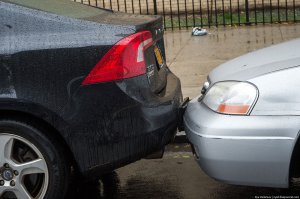 Потому что паркуются настолько плотно, что машину могут и подвинуть)