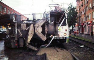 настоящая мужская авария - бетономешалка опрокинулась на трамвай