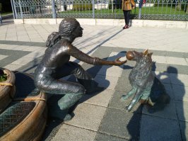 Девушка, играющая с собакой. Будапешт