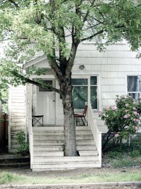 Здесь можно было построить крыльцо другой формы или сдвинуть лестницу.