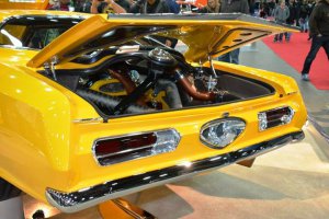 Может быть, фото с другого ракурса слегка прояснит предназначение трубы в салоне...  :)