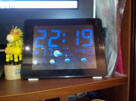 Можно для проигрывания через AUX вход старенький планшет либо анройд телефон пристроить . А в случае с FM - трансмиттером прилично теряется качество звучания т.к существует ограничение по диапазону воспроизводимых (демодулированых) частот аудио сигнала. Я нашел применение почти убитому планшету в лице погодной , с прогнозом (WiFi).