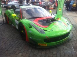 Что делают люди, когда видят припаркованный Ferrari