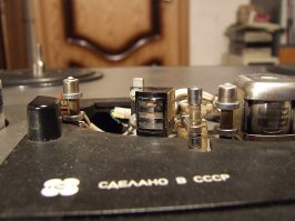 Самое интересное другое - посмотрите на это многообразие и оцените сами вранье либерал-фашистиков о том что в СССР нечего не было, СССР был отсталой страной, отрезанной от мира... посмотирте на обилие импортной техники. Посмотрите на то, что современная советская аппаратура ведь не отличалась от импортной, а то и получше была. 

Да, кстати. Реальные меломаны искали вот этот комплект, Вега 122С, хотя зачастую усилитель, АС и винил могли подобрать покруче. 
А еще к нему был даже проигрыватель компакт-дисков, коорые тогда тольк-только появились. 
Были тогда и лучше магнитофоны - делали их прибалты, Радиотехника. Сейчас, через 25 лет после "оккупации" Прибалтика производит только навоз и шпроты, а население пашет в Европах на европейских панов. 

А еще круче был бобинник Олимп 005, с пультом дистанционного управления - это в 80-е годы, кстати. Круче него могли быть только вареные яйца,  и то - только вкрутую