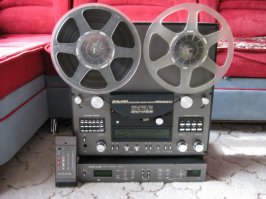 Самое интересное другое - посмотрите на это многообразие и оцените сами вранье либерал-фашистиков о том что в СССР нечего не было, СССР был отсталой страной, отрезанной от мира... посмотирте на обилие импортной техники. Посмотрите на то, что современная советская аппаратура ведь не отличалась от импортной, а то и получше была. 

Да, кстати. Реальные меломаны искали вот этот комплект, Вега 122С, хотя зачастую усилитель, АС и винил могли подобрать покруче. 
А еще к нему был даже проигрыватель компакт-дисков, коорые тогда тольк-только появились. 
Были тогда и лучше магнитофоны - делали их прибалты, Радиотехника. Сейчас, через 25 лет после "оккупации" Прибалтика производит только навоз и шпроты, а население пашет в Европах на европейских панов. 

А еще круче был бобинник Олимп 005, с пультом дистанционного управления - это в 80-е годы, кстати. Круче него могли быть только вареные яйца,  и то - только вкрутую