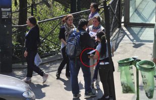 1.Цыгане помогают Туристу получить деньги в Банкомате.
2. Цыганка запоминает куда Вы кладёте Карточку и деньги.
3. Цыгане поясняют как пройти к ближайшему банкомату.