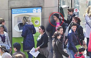 1.Цыгане помогают Туристу получить деньги в Банкомате.
2. Цыганка запоминает куда Вы кладёте Карточку и деньги.
3. Цыгане поясняют как пройти к ближайшему банкомату.