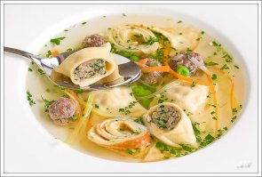 польские называются пироги, ударение на второй слог)) тесно и начинка там совсем другие что у нас)))  а у немцев маульташен, вроде аналог наших пельмений, но сходство только в том что мясную начинку в тесто заворачивают))) а так и по вкусу и по способу приготовления отличается))