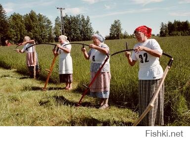 Велосипед Аист со складной рамой (маленькие колеса) весит 15 кг.
Да коса такого же веса - перегиб.

Ну а касательно косарок: