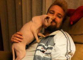 Мой сын с котом. Все у него в порядке, но кошек любит с детства, потому, как рос с ними.