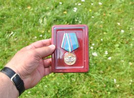 Торжественная часть праздника в Риге.

  Растаяли рассветные туманы
Над лугом даль прозрачна и чиста
 Цветистым полукружием тюльпанов
Плывут в прозрачном небе купола.
 Вокруг весны лучистое цветение
Коврами травы под ноги легли
 Как радостно,как дивно возвращение
С крутых высот в объятия земли....

 БРАТИШКИ!!!С ПРАЗДНИКОМ!!!
Никто кроме нас!