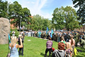 Торжественная часть праздника в Риге.

  Растаяли рассветные туманы
Над лугом даль прозрачна и чиста
 Цветистым полукружием тюльпанов
Плывут в прозрачном небе купола.
 Вокруг весны лучистое цветение
Коврами травы под ноги легли
 Как радостно,как дивно возвращение
С крутых высот в объятия земли....

 БРАТИШКИ!!!С ПРАЗДНИКОМ!!!
Никто кроме нас!