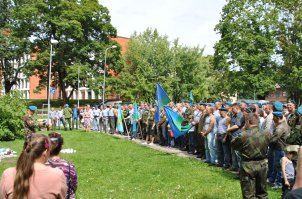 Торжественная часть праздника в Риге.

  Растаяли рассветные туманы
Над лугом даль прозрачна и чиста
 Цветистым полукружием тюльпанов
Плывут в прозрачном небе купола.
 Вокруг весны лучистое цветение
Коврами травы под ноги легли
 Как радостно,как дивно возвращение
С крутых высот в объятия земли....

 БРАТИШКИ!!!С ПРАЗДНИКОМ!!!
Никто кроме нас!