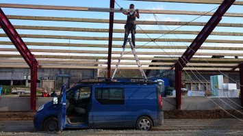 А вот как мне приходится выполнять ТБ. Начальник сказал что подъёмник дорого, б.л.я.т.ь..