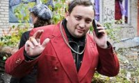 чего это пиджак на "женскую" сторону застегнут?