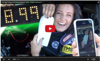 Словно хвастается своей чистой прокладкой...