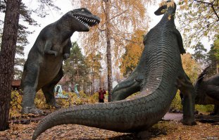 Если динозавры начнут шевелиться, когда ты этого не ждёшь, то - да, выброс адреналина обеспечен.