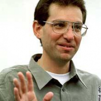 Когда я слышу слово "хакер", я вспоминаю именно его.
Имя Кевина Митника, пожалуй, можно назвать синонимом слова «хакер». В Министерстве юстиции США его до сих пор считают самым опасным киберпреступником всех времен. Его злодеяния даже были увековечены в фильме «Взлом».