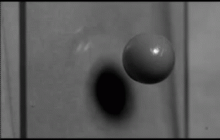 Когда разбивается стекло трещины двигаются со скоростью около 4500 км/ч. Данная съемка была осуществлена со скростью 10000000 кадров в секунду.