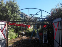 Ясно,вот так примерно буде правильно: плечики на навесе убрать, те что поддерживают фермы вообще не нужны , а те что расположены в длину, не эффективны , вместо них лучше сварить небольшую фермочку.