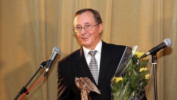 Бурляев подчёркивает, что является православным, при этом неоднократно резко высказывал своё отрицательное отношение к людям с нетрадиционной сексуальной ориентацией, называет себя гомофобом. Бурляев считает гомосексуализм патологией, называет «грехом», «блудом» и «пороком», предлагает «ограничить беспредельные права [гомосексуалистов] в демонстрации данной патологии по телевидению. Угодно грешить — пожалуйста в подворотню». Бурляев считает, что «экран телевидения стал слишком голубым», на телевидении «засилие нечисти», пропаганда «откровенного гомосексуализма, патологии и лесбиянства».
(Вики)