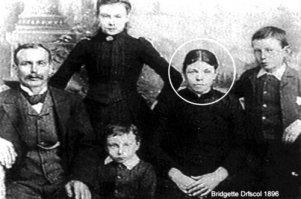 Первое в истории ДТП с участием пешехода, повлекшее за собой летальный исход, зафиксировано более ста лет назад. Жертвой тогда стала 44-летняя мать двоих детей Бриджитт Дрисколл.
Это произошло 17 августа 1896 года в Лондоне в городском парке Кристалл Палас во время танцевального фестиваля. «Англо-французская автомобильная компания» демонстрировала публике новый автомобиль, за рулем которого находился ее служащий Артур Эдселл. Но это была не простая демонстрация, для того времени это был своеобразный test-drive – за умеренную плату любой желающий мог прокатиться по улицам парка в компании Артура.
По правилам безопасности машина должна была двигаться со скоростью 4 мили в час, но окрыленный не только успехом автомобиля, но и своим личным (ведь на фестивале присутствовало огромное количество симпатичных барышень, пришедших полюбоваться на «чудо-новинку») Артур превысил скорость вдвое.
По словам очевидцев, автомобиль двигался с «огромной скоростью», а Артур оживленно болтал с одной из своих пассажирок и почти не смотрел на дорогу. В этот момент он и совершил первый в мировой истории наезд на человека, и увы, сразу с летальным исходом. Жертвой ДТП стала миссис Бриджитт Дриксол, пришедшая в парк с дочерьми полюбоваться фестивалем.
Миссис Дрисколл решила перейти дорогу, не обратив внимания на ограждение и предупреждающие знаки, сообщающие о движении транспортных средств с мотором. Заметив несущуюся на неё странную повозку без лошади, Бриджитт попыталась защититься зонтиком, но тщетно. Несчастная женщина скончалась под колесами автомобиля. Автомобиля, за рулем которого находился Артур с водительским стажем 3 недели.
Разбирательство ДТП длилось почти шесть часов. В итоге суд присяжных пришел к выводу, что это была «случайная смерть», и уголовное дело против автомобильной компании и Артура Эдселла возбуждать не стали. Судья просто вынес исторический вердикт: «Миссис Дрисколл стала жертвой собственной неосторожности», а на разбирательстве заявил: «Такое никогда больше не должно случиться».
Но вот больше ста лет прошло, а с тех пор мало что изменилось…