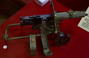 Вот пример Тульских оружейников.
"-Тула никогда не делала бутафории. Любые тульские изделия, не только оружие, но даже сувениры, всегда были функциональны. Если делается маленькая копия ружья или пистолета, она обязательно должна стрелять...." 
На пулемете "Максим" патроны размером с половину спички.