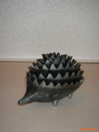 Ёжик пепельница. Был у кого такой ? Я у бабушки часто играл с ним.