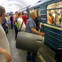 - Сейчас бы дверь от камаза...
- Зачем?
- В окошко посмотреть)