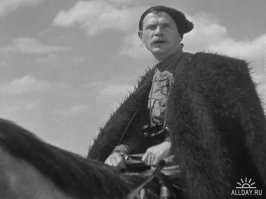 Смысл спальника в том, что бы и руки и ноги были рядом с телом, так гораздо теплей!!! Конечности, изолированные друг от друга и от тела,  будут мерзнуть раза в два сильнее чем в одно объемном спальнике :) 
... в армии, в караулке, при температуре еле еле +8 +10 градусов всегда спали укрываясь шинелью, стоило продеть руки в рукава и холод становился нестерпимым, этот же принцип использовался в бурках :)