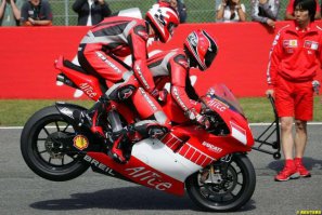 Сидеть надо как на рисунке, только руки на бак. Если пасажир будет держаться за пилота, то при торможении( спорты очень резко могут тормозить, вплоть до отрыва заднего колеса)он всем свим весом навалится  на пилота и пилот свои яйцы об бак раздавит, плюс будет повышеная нагрузка на руки водителя, что может вызвать невольное руление. Пасажир должен всегда держаться за мотоцикл, а не за водителя. Пара фоток из интернета.