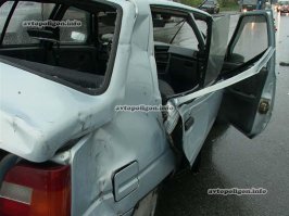 ""...прибывшие медики "скорой" госпитализировали женщину-пассажира, она сидела на переднем сидении "Славуты" и получила серьезные травмы - одна из них это перелом позвоночника (предварительный диагноз). Водитель ЗАЗа травмировался меньше- он сильно хромал, но от госпитализации отказался.
Водитель BMW был пристегнут, тем не менее он получил травмы и для более детального обследования уехал с врачами "скорой"...""