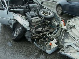 ""...прибывшие медики "скорой" госпитализировали женщину-пассажира, она сидела на переднем сидении "Славуты" и получила серьезные травмы - одна из них это перелом позвоночника (предварительный диагноз). Водитель ЗАЗа травмировался меньше- он сильно хромал, но от госпитализации отказался.
Водитель BMW был пристегнут, тем не менее он получил травмы и для более детального обследования уехал с врачами "скорой"...""