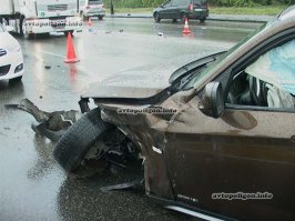 ""...прибывшие медики "скорой" госпитализировали женщину-пассажира, она сидела на переднем сидении "Славуты" и получила серьезные травмы - одна из них это перелом позвоночника (предварительный диагноз). Водитель ЗАЗа травмировался меньше- он сильно хромал, но от госпитализации отказался.
Водитель BMW был пристегнут, тем не менее он получил травмы и для более детального обследования уехал с врачами "скорой"...""