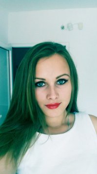 ну на фото здесь не я) я вот))) 
волосы это эффект фильтра) не пугайтесь)