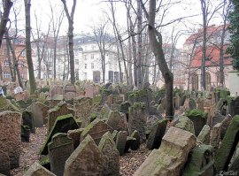 В центре Праги есть старое еврейское кладбище, вот там я понимаю антураж)) Кстати, т.к. кладбище еврейская, вход туда естественно платный (и стоит не мало)