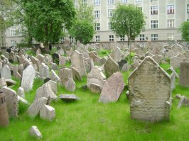 В центре Праги есть старое еврейское кладбище, вот там я понимаю антураж)) Кстати, т.к. кладбище еврейская, вход туда естественно платный (и стоит не мало)