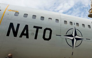 Осталось застрелиться: антироссийские фобии Прибалтики снимают с дотаций
Потому, что военное руководство НАТО, наконец, поняло, что Литва, Латвия и Эстония, несмотря на истерику «политэлиты», России и даром не нужны
Официальный представитель пресс-службы НАТО в Европе Джэй Джанзен говорит: «Сейчас в миссии участвует 16 самолётов, но это гораздо больше, чем требует военная необходимость, которую мы установили после начала российско-украинского кризиса. Мы считаем, что восьми воздушных судов будет достаточно для исполнения миссии воздушной полиции». Оставим за скобками формулировку «российско-украинский кризис». Уже дошло, что никто на Прибалтику нападать не собирается, дойдёт и про то, что кризис исключительно украинский, не без «помощи» западного «экспорта демократии», разумеется. Разве что помусолят из-за конъюнктурных соображений.