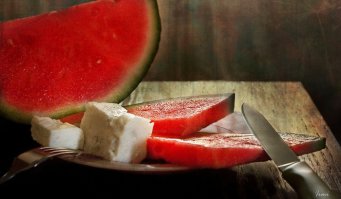 Сочетание сладкого арбуза и соленого сыра - изумительное
