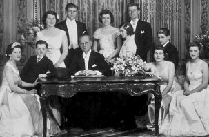Аффтар ты ДЦПэшник? Пишешь про Бушей, а на фото семейство Кеннеди.
Вон JFK, юнец справа стоит.