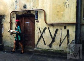 Пасхалки они ищут,смотрите отечественное кино,там есть всё!Фильм "Окно в Париж".