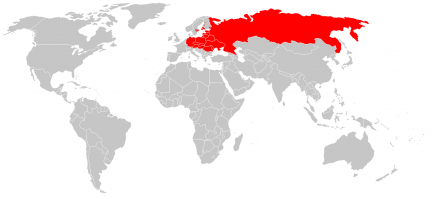 Atrax robustus  (лат.) — вид пауков из семейства Hexathelidae, обитающий в Австралии. Единственный представитель рода Atrax. Один из немногих видов пауков, которые могут причинить серьёзный вред здоровью человека, вплоть до летального исхода.

При определённых обстоятельствах, но не обязательно в любом случае, укус A. robustus для человека смертелен. С 1981 года в распоряжении врачей имеется противоядие и с тех пор не были заявлено ни об одном случае смерти. С 1927 по 1981 год от укуса умерли 13 человек. Ядовитое действие оказывает, прежде всего, протеин под названием Дельта атракотоксин[en], который действует непосредственно на нервную систему человека. Примечателен тот факт, что яд опасен, прежде всего, для человека и приматов, в то время как на других млекопитающих, таких как собака и кошка, он не оказывает своё ядовитое действие. Противоядие получают из крови животных, получивших иммунитет к яду. Для получения одной дозы противоядия паука необходимо подоить примерно 70 раз.

Все не так страшно.
А от наши энцефалитные клещи - реальная опасность.  

Клещевой энцефалит (весенне-летний клещевой менингоэнцефалит) — природно-очаговая вирусная инфекция, характеризующаяся лихорадкой, интоксикацией и поражением серого вещества головного мозга (энцефалит) и/или оболочек головного и спинного мозга (менингит и менингоэнцефалит). Заболевание может привести к стойким неврологическим и психиатрическим осложнениям и даже к смерти больного.

Специфического лечения клещевого энцефалита не существует. При возникновении симптомов, свидетельствующих о поражении центральной нервной системы (менингит, энцефалит) больного следует незамедлительно госпитализировать для оказания поддерживающей терапии. В качестве симптоматического лечения часто прибегают к кортикостероидным средствам. В тяжелых случаях возникает необходимость в интубации трахеи с последующим проведением искусственной вентиляции легких.

Стойкие неврологические и психиатрические осложнения развиваются у 10—20 % инфицированных лиц. Летальность инфекции составляет 1—2 % для европейского подтипа и 20—25 % для дальневосточного; как правило, смерть наступает в течение 5—7 дней после возникновения неврологических симптомов.

Заражение клещевым энцефалитом — всего в 2014 году в России было зарегистрировано 1978 случаев заражения клещевым вирусным энцефалитом детей и взрослых. В 255 случаях жертвами стали дети (см. симптомы укусов клещей).

Погибли от клещевого энцефалита в 2014 году — 23 человека

Пострадали от присасывания клещей — с подобными жалобами в медицинские учреждения обратилось 440 000 человек (среди них 100 000 детей), инъекции противоклещевого иммуноглобулина потребовались 150 000 из них.