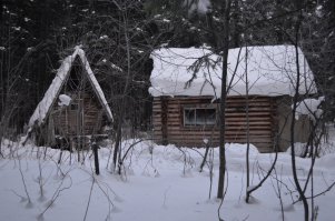 на Южном Урале под Ицылом,маленький домик-банька стоит на большом пне
