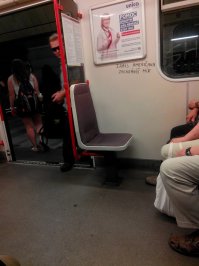 8 лет живу в Чехии, по началу было необычно конечно, но не смешно. Ну да ладно, вчера вот в метро сфоткал, думаю, что все поймут, что написано...