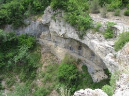 Родители молодцы. Ребенка В таком возрасте я бы далеко не рискнул брать.

Мне, конечно, тоже хочется похвастаться, но до них нам далеко. Обычно мы делаем вылазки на 10-15 км. Походы с детьми 3,5,7 лет. Младший в три года максимум выдерживает 7-8 км, дальше уже на руках.
Фотографии с Фатьма-Коба, Крым. На желтом коврике внизу отдыхаем.