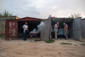 Вот это я понимаю гараж - беседка...глядя на это фото как-то сразу вспомнилось, что завтра ПЯТНИЦА